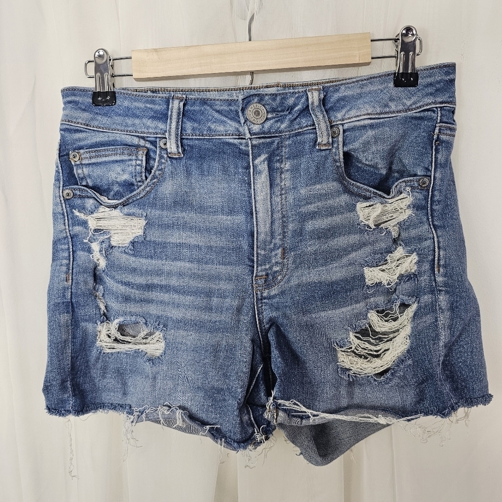 AEO Hi-Rise Shortie distressed light wash size 8